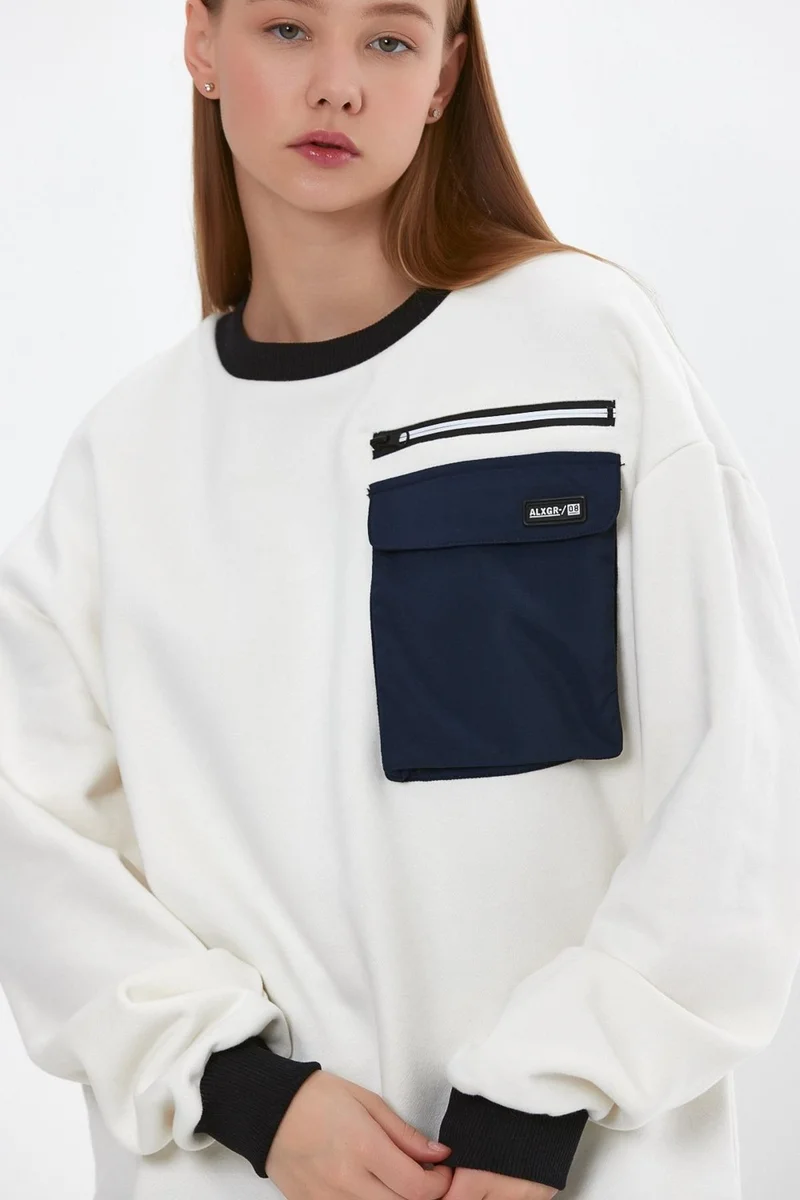 Alexander Gardi Oversize Sweatshirt with Pocket Details (E23-75500)