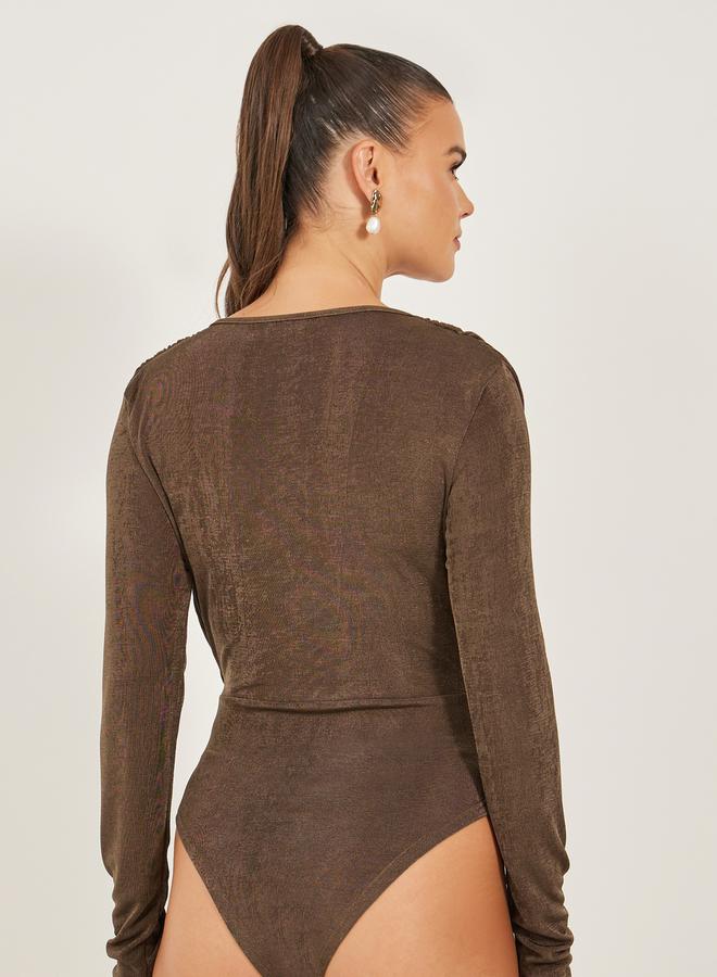 ستايلي بودي سوت بأكمام طويلة وتفاصيل مجمعة بلون موحد - Image 5