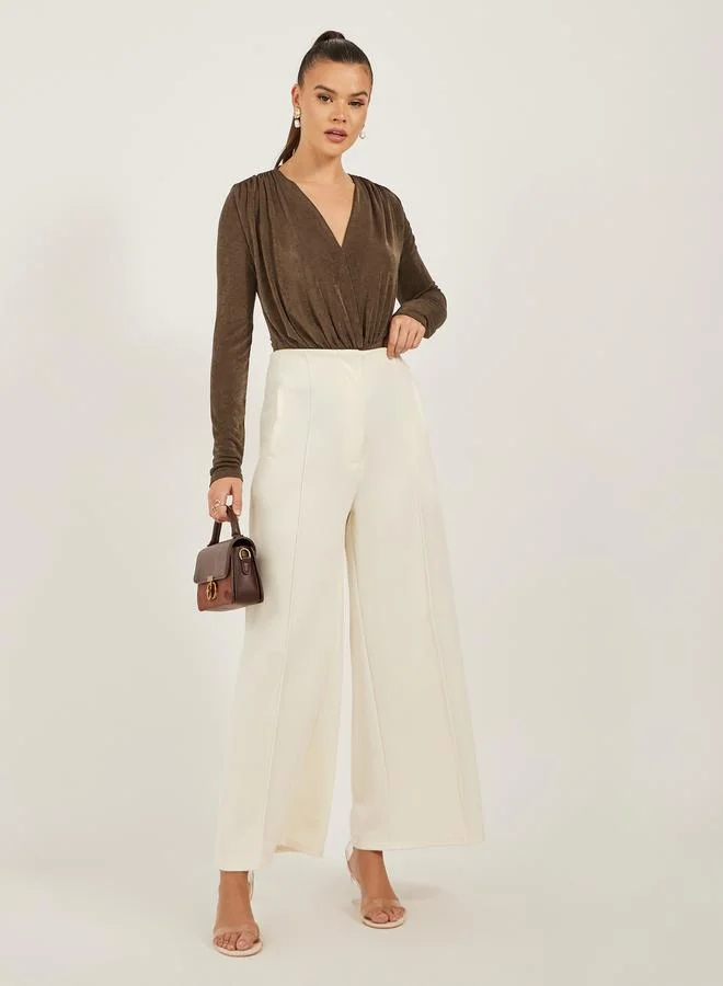 ستايلي بودي سوت بأكمام طويلة وتفاصيل مجمعة بلون موحد