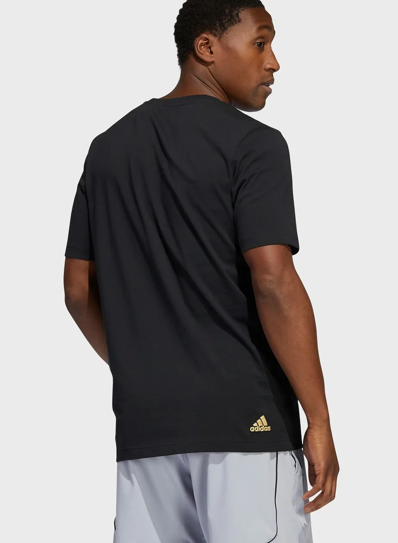 adidas تيشيرت بطبعة كتابة