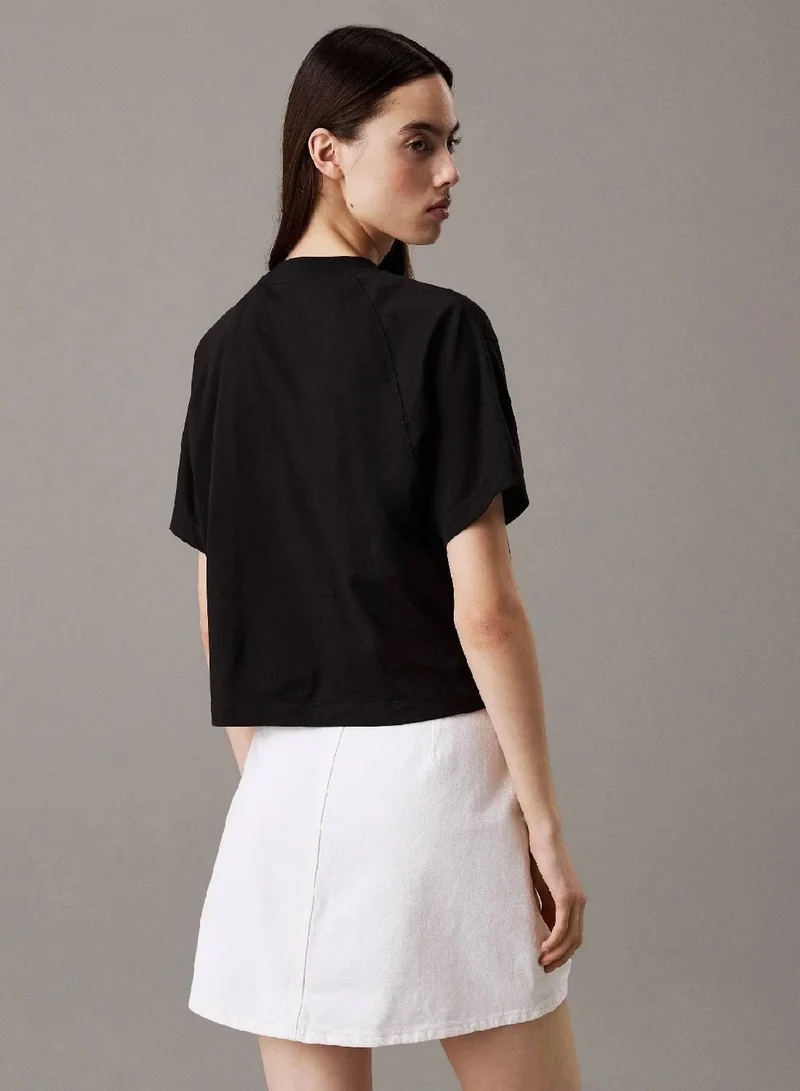 كالفن كلاين جينز تيشرت قصير مزين بشعار درع كلفن كلاين