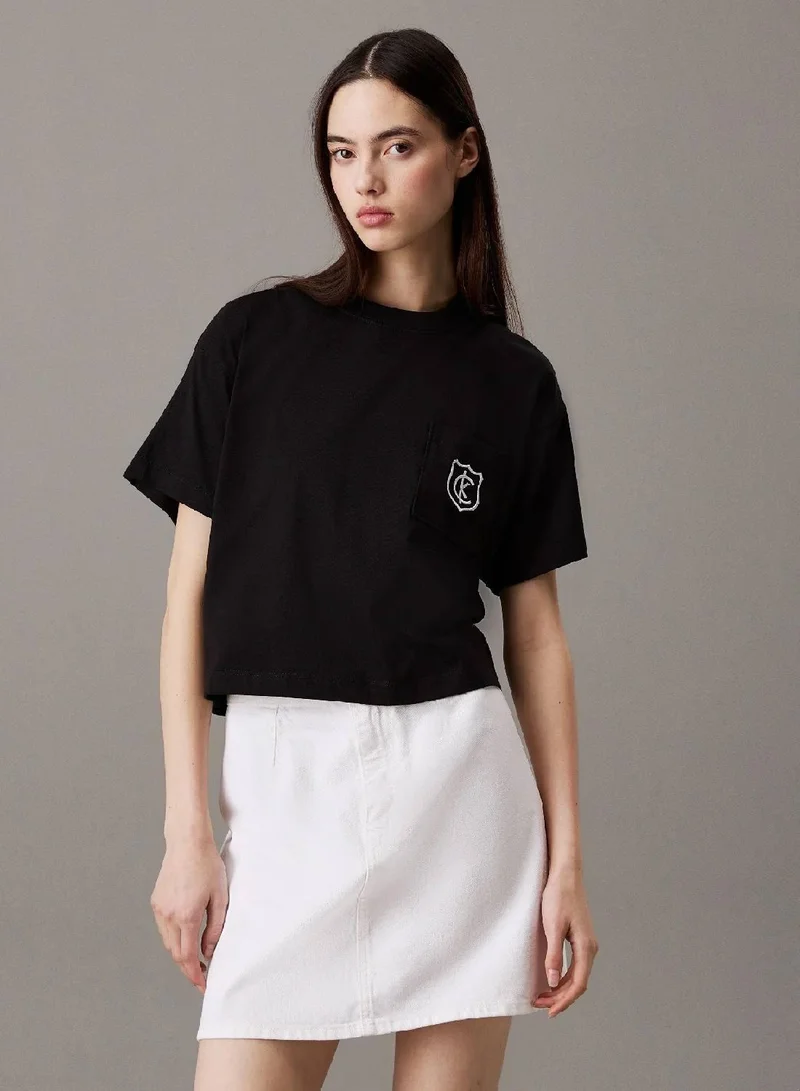 كالفن كلاين جينز تيشرت قصير مزين بشعار درع كلفن كلاين