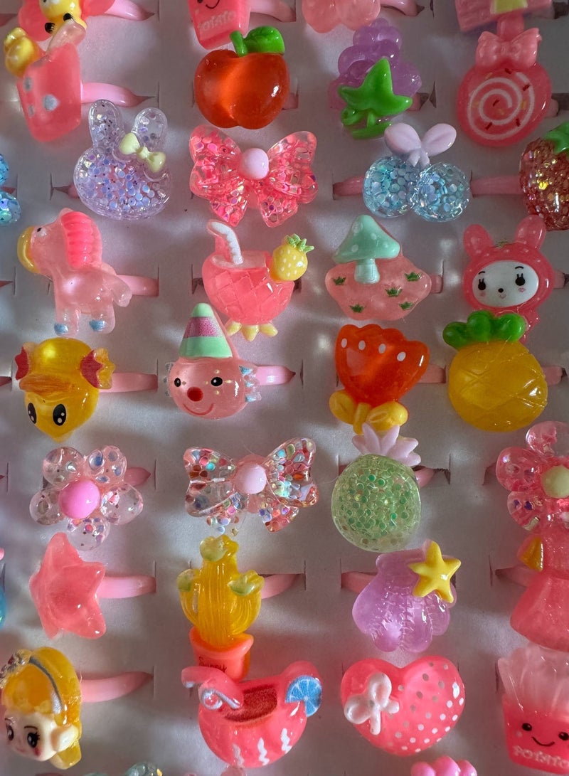 50 قطعة من المجوهرات خواتم للفتيات الصغيرات في مربع ، قابل للتعديل ، لعبة للبنات التظاهر واللباس خواتم ، الأشكال والألوان العشوائية ، هدايا عيد ميلاد حلوى لطيف تصميم كريستال ميكس - Image 1