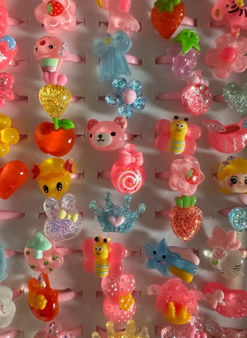 50 قطعة من المجوهرات خواتم للفتيات الصغيرات في مربع ، قابل للتعديل ، لعبة للبنات التظاهر واللباس خواتم ، الأشكال والألوان العشوائية ، هدايا عيد ميلاد حلوى لطيف تصميم كريستال ميكس - Image 3