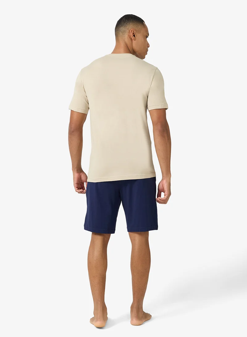 امبوريو ارماني طقم تي شيرت وشورت بشعار