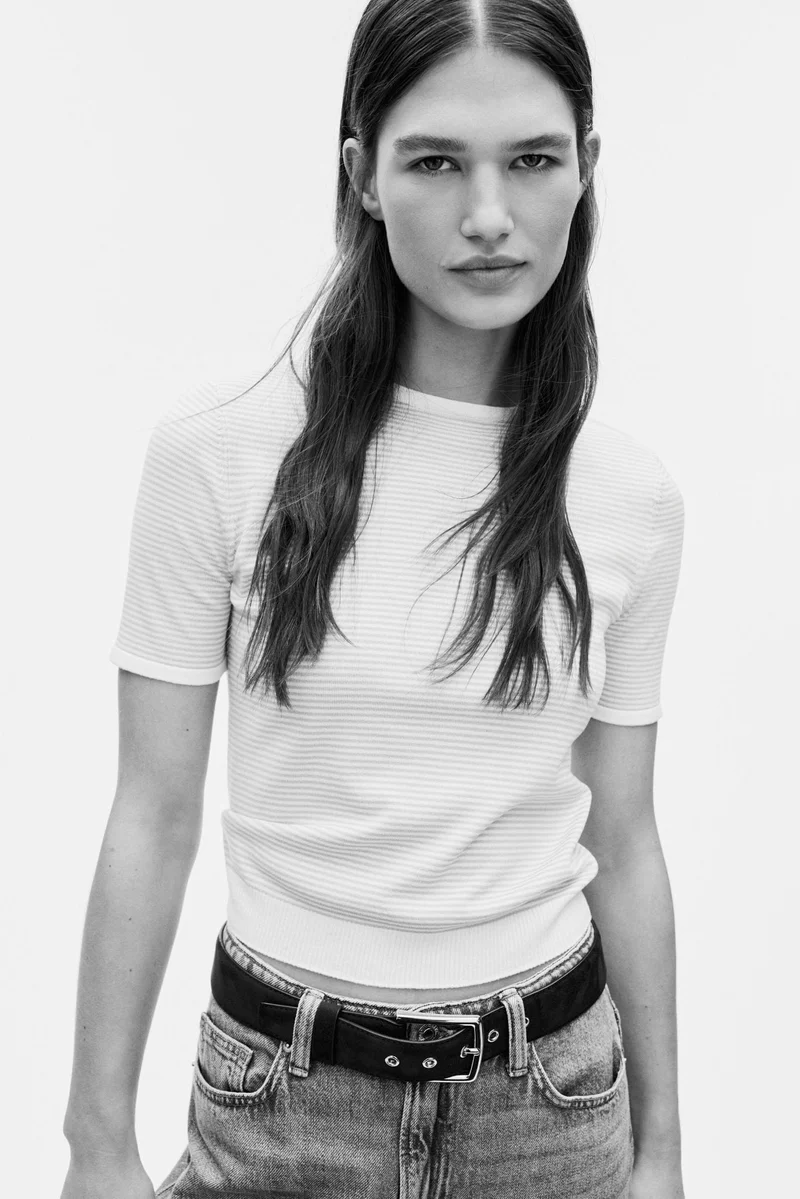 اتش اند ام تي-شيرت محبوك بتصميم ناعم