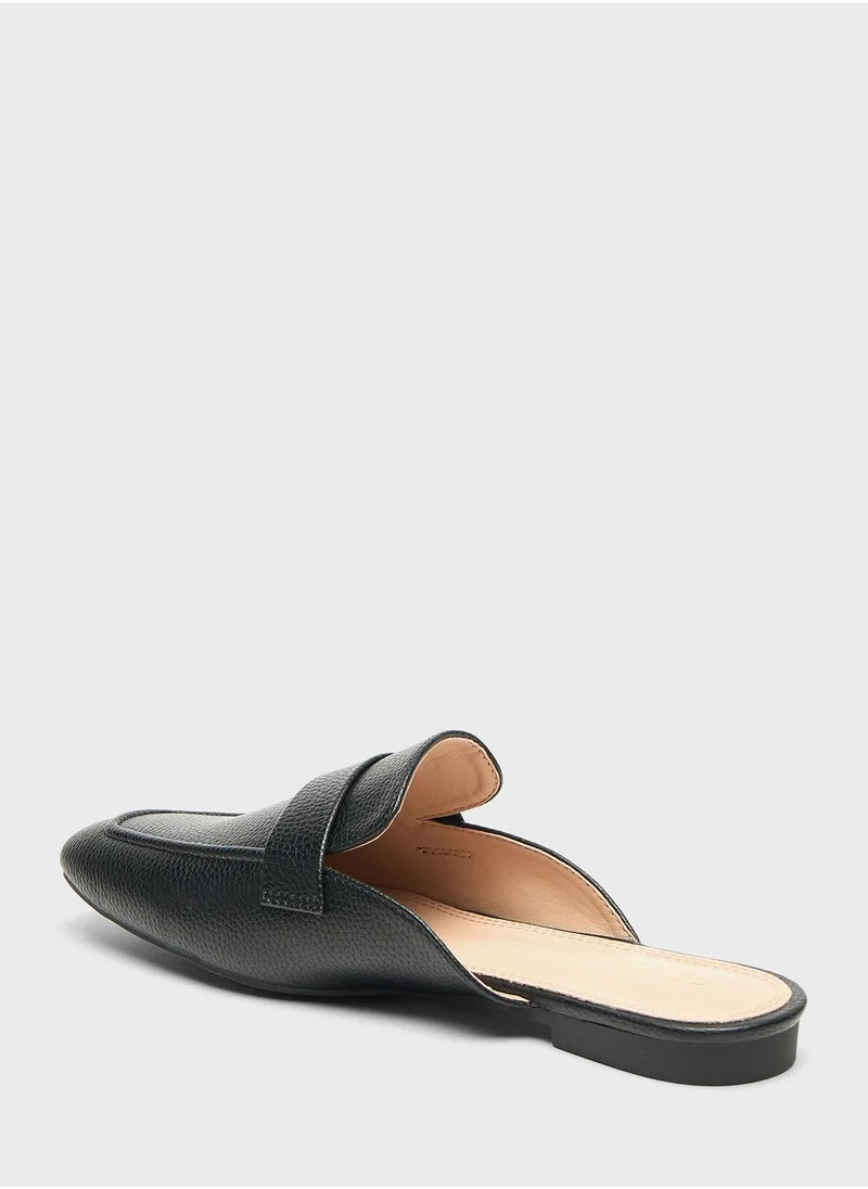 سيليست Wide Toe Slip Ons