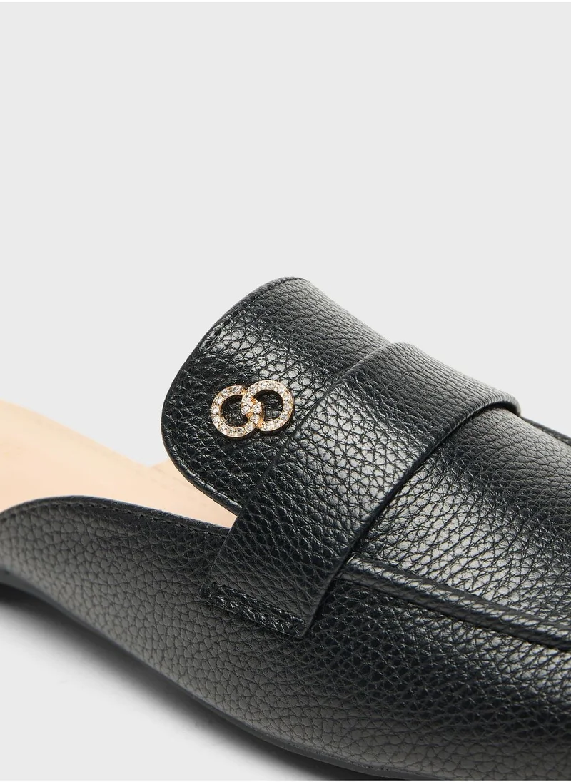 سيليست Wide Toe Slip Ons