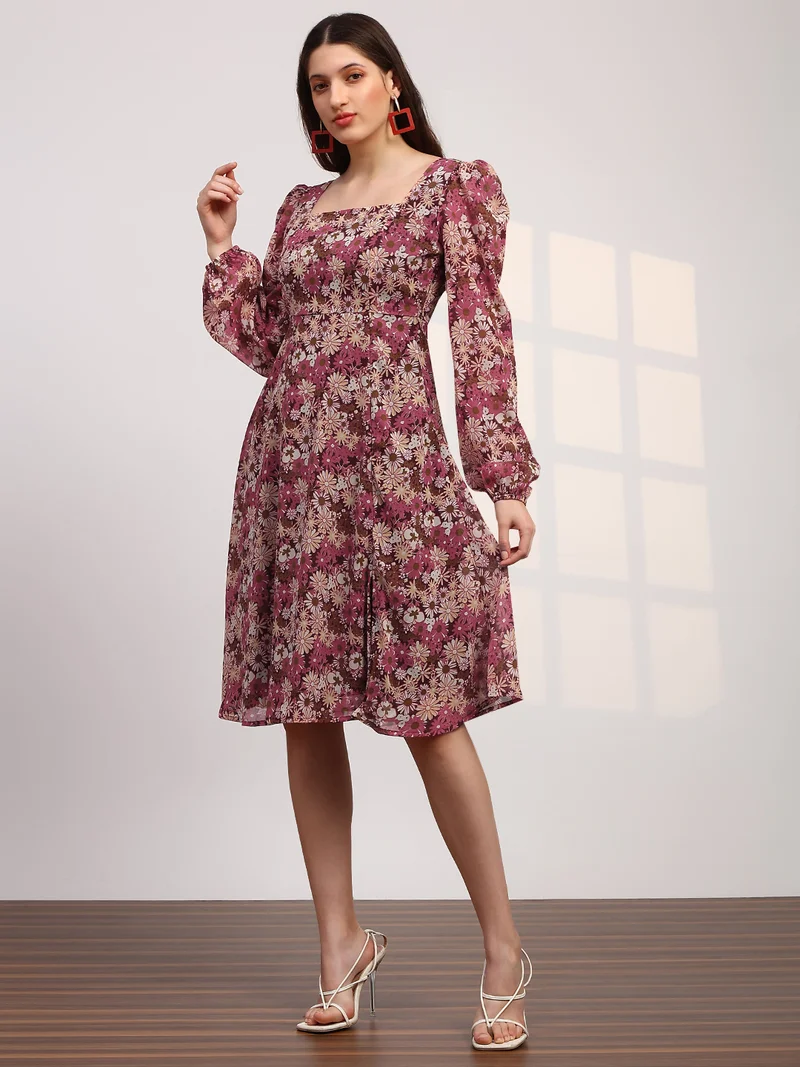 جلو باص فستان نسائي قصير بطبعة زهور من الجورجيت بياقة مربعة وأكمام أسقفية وظهر بتصميم مميز