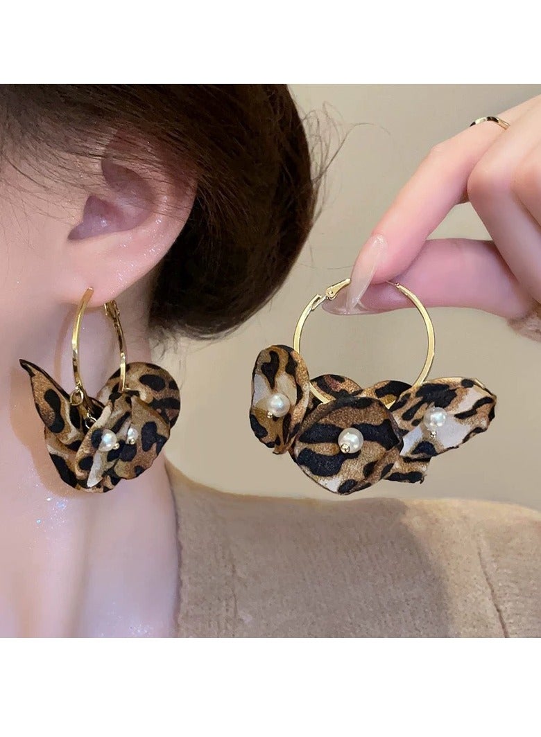 أقراط لؤلؤية مطبوعة على شكل زهرة الفهد من شبكة الخريف على طراز مايارد أقراط حلوة ومتعددة الاستخدامات أقراط موضة جديدة - Image 1