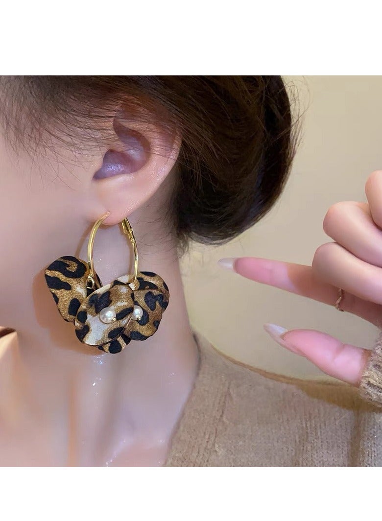 أقراط لؤلؤية مطبوعة على شكل زهرة الفهد من شبكة الخريف على طراز مايارد أقراط حلوة ومتعددة الاستخدامات أقراط موضة جديدة - Image 2