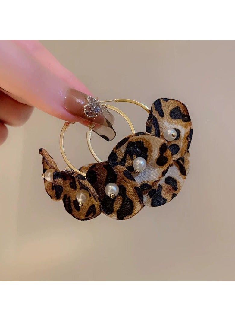 أقراط لؤلؤية مطبوعة على شكل زهرة الفهد من شبكة الخريف على طراز مايارد أقراط حلوة ومتعددة الاستخدامات أقراط موضة جديدة - Image 3