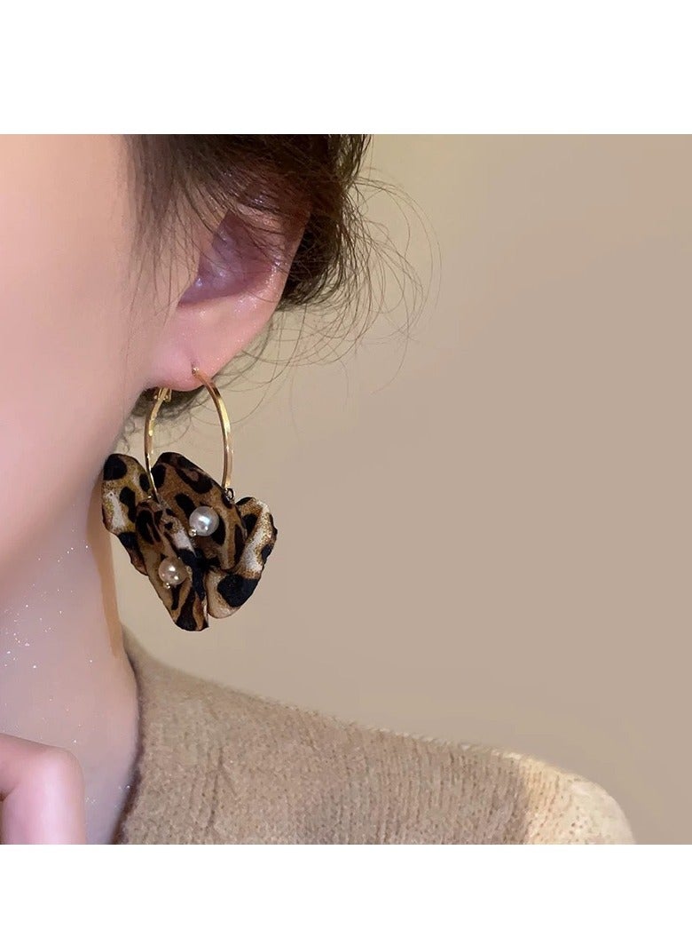 أقراط لؤلؤية مطبوعة على شكل زهرة الفهد من شبكة الخريف على طراز مايارد أقراط حلوة ومتعددة الاستخدامات أقراط موضة جديدة - Image 4