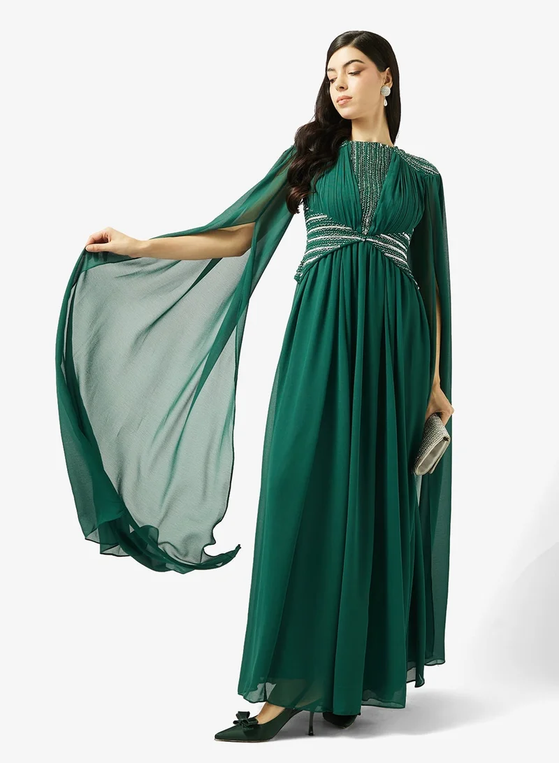 اميليا روز فستان طويل برقبة دائرية وأكمام كيب