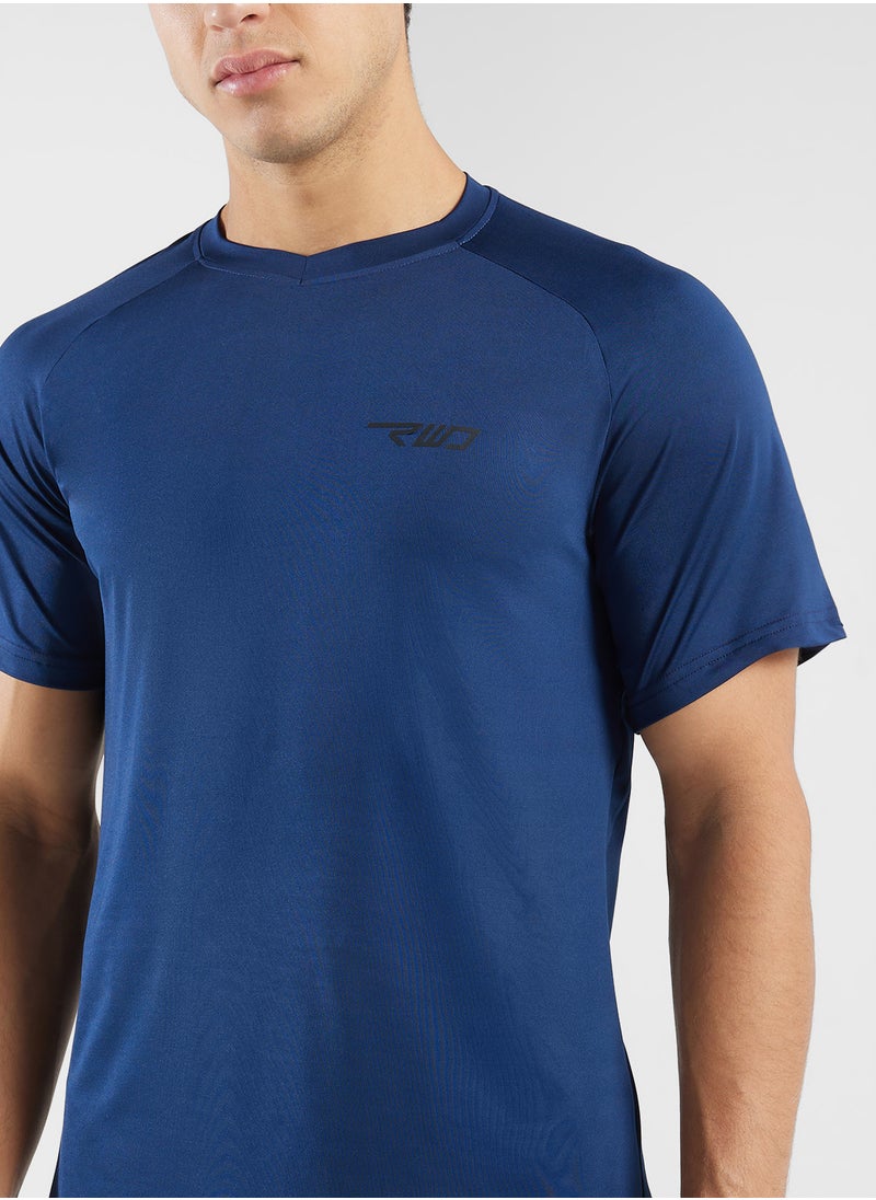 V Neck Training T-Shirt - pzsku/Z2B4CC245A0CFE6F9EBF4Z/45/_/1738821833/a18d3206-3d02-4fc1-8a2f-df0cdbbc4bfc