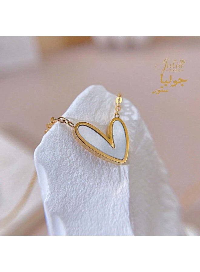 جوليا ستور قلادة على شكل قلب صغير من الفولاذ المقاوم للصدأ مطلية بالذهب عيار 18 قيراطًا ومطلية بالمينا العتيقة - Image 4