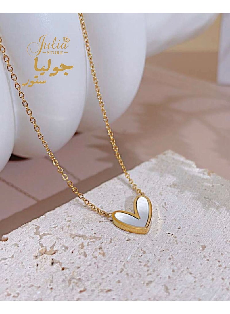 جوليا ستور قلادة على شكل قلب صغير من الفولاذ المقاوم للصدأ مطلية بالذهب عيار 18 قيراطًا ومطلية بالمينا العتيقة - Image 1