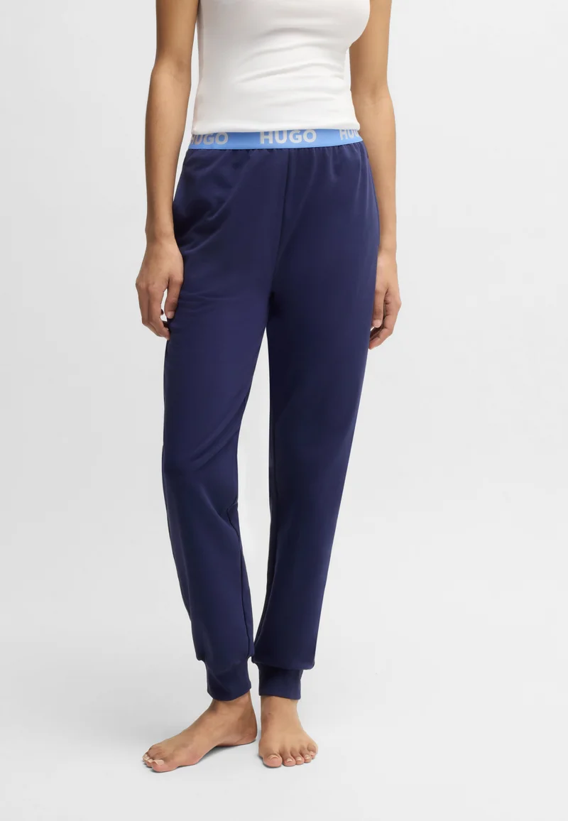 هوجو بنطلون رياضي قطني بشعار على الخصر