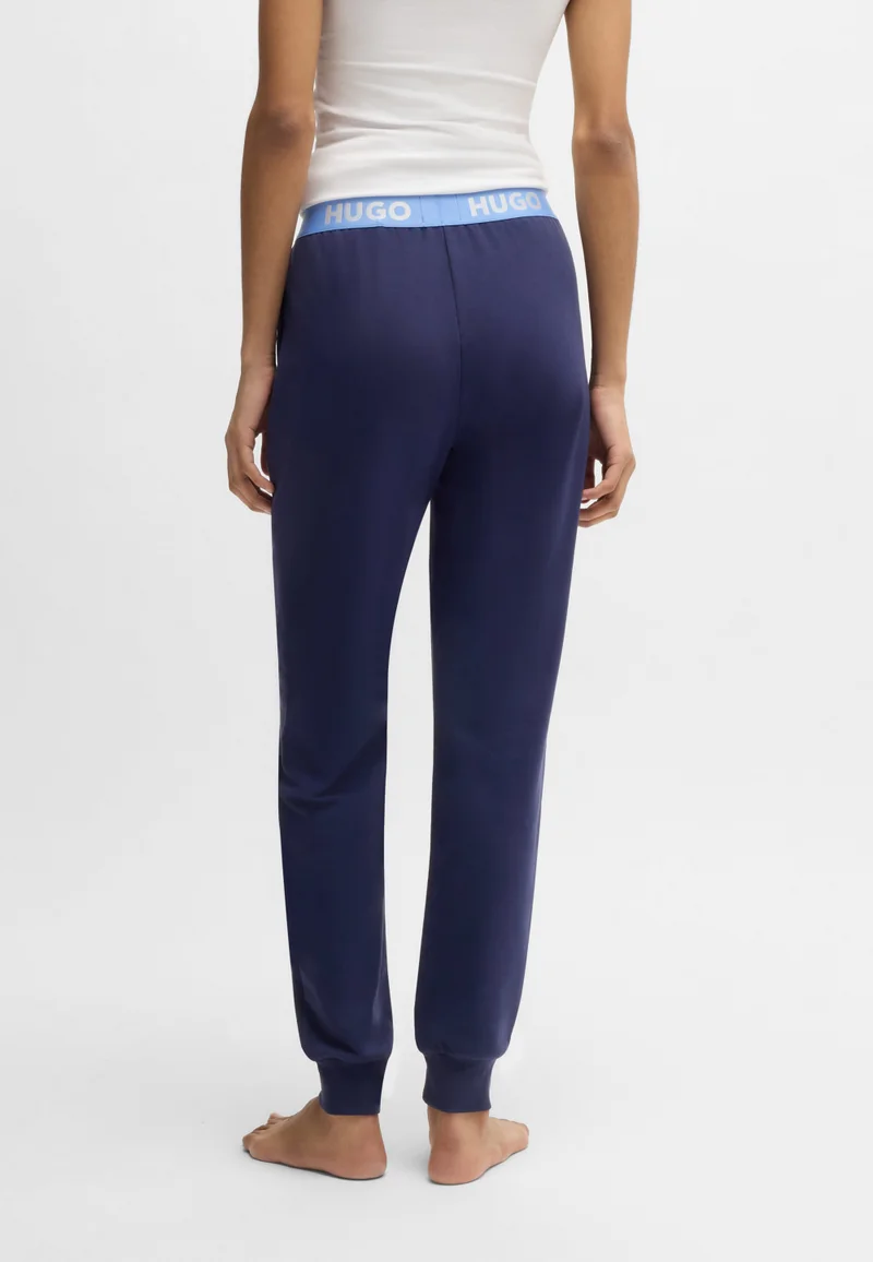 هوجو بنطلون رياضي قطني بشعار على الخصر