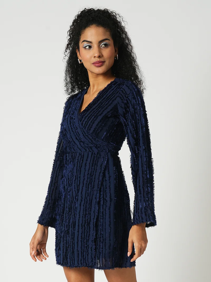 جلو باص فستان نسائي قصير أزرق بياقة على شكل حرف  ونقش ذاتي