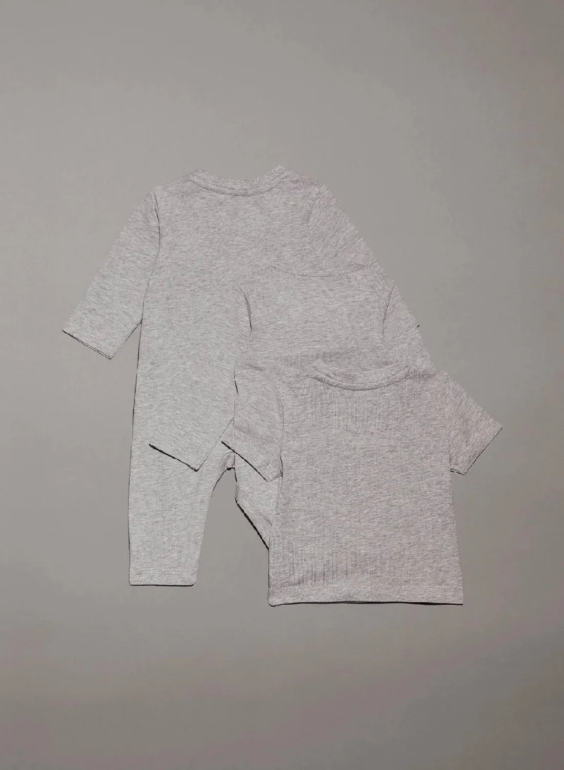 كالفن كلاين جينز طقم هدايا ملابس أساسية للأطفال حديثي الولادة مزين بشعار كلفن كلاين