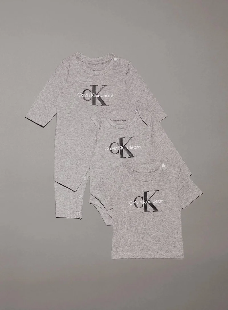 كالفن كلاين جينز طقم هدايا ملابس أساسية للأطفال حديثي الولادة مزين بشعار كلفن كلاين