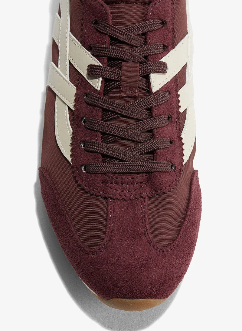 اتش اند ام حذاء رياضي