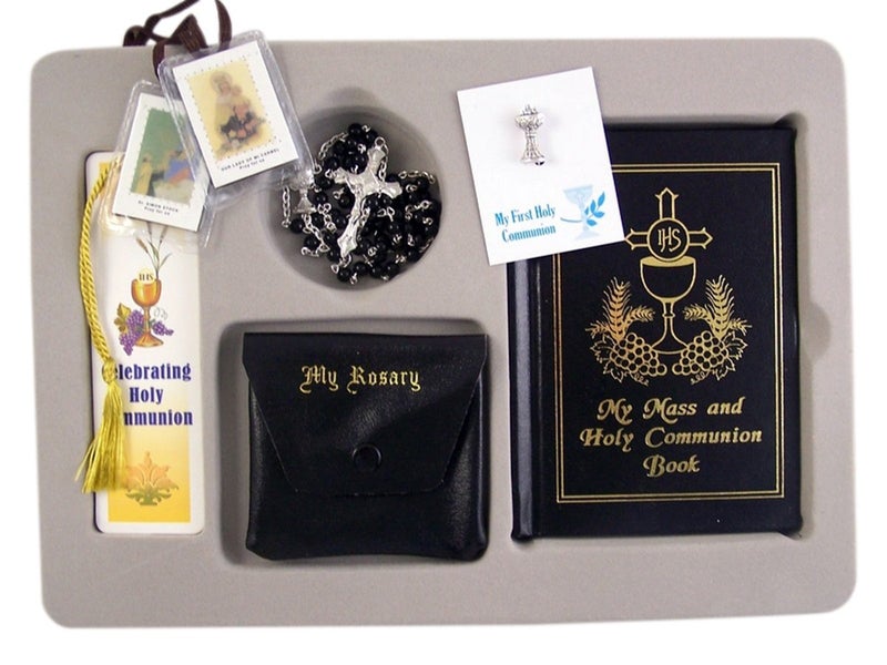 First Communion Gifts هدايا أول كوميونion للأولاد مع المسبحة، كتاب الصلاة، السكار، دبوس الياقة وعلامة الكتاب - Image 2