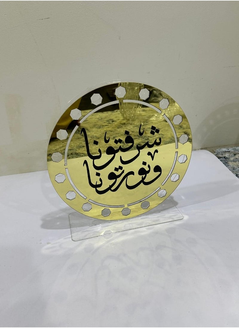 ستاند حامل عطور أكريلك شفاف - قطر 25 سم مع لمسات ذهبية | أضف لمسة من الأناقة إلى منزلك!   استمتع بتجربة فريدة من نوعها في عرض عطورك المفضلة، سواء في المناسبات الخاصة أو كجزء من ديكور منزلك اليومي.