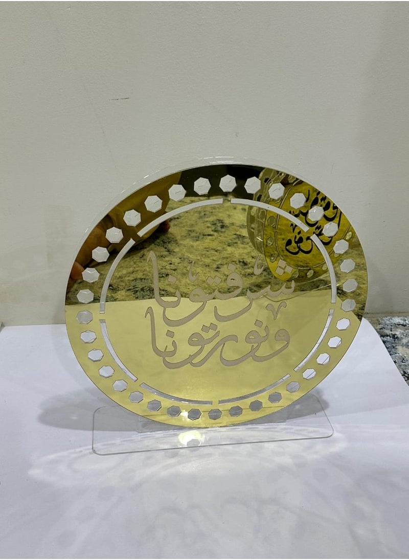 ستاند حامل عطور أكريلك شفاف - قطر 25 سم مع لمسات ذهبية | أضف لمسة من الأناقة إلى منزلك!   استمتع بتجربة فريدة من نوعها في عرض عطورك المفضلة، سواء في المناسبات الخاصة أو كجزء من ديكور منزلك اليومي.