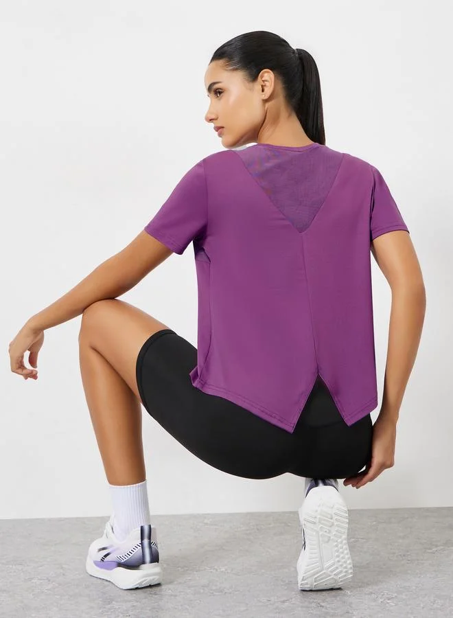 ستايلي اكتيف بلوزة بأكمام قصيرة وتفاصيل شبكية وفتحة خلفية