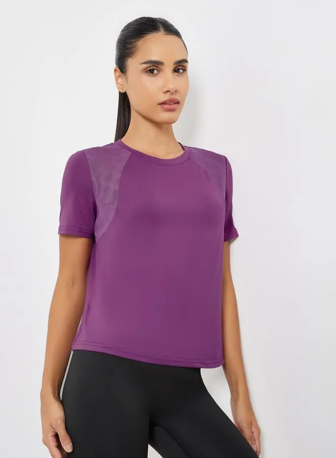 ستايلي اكتيف بلوزة بأكمام قصيرة وتفاصيل شبكية وفتحة خلفية