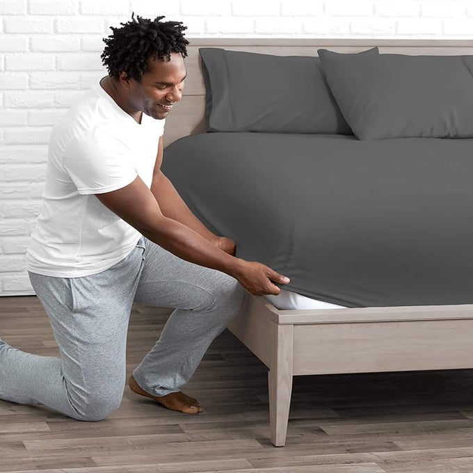 ULTRA SOFT BRUSHED MICROFIBRE SOLID COLOUR FITTED QUEEN BEDSHEET WITH 2 PILLOW COVERS SHRINKAGE FADE RESISTANT PLAIN COLOUR BEDSHEET FITS UPTO 8 INCH MATTRESS 60X78 INCHES DARK GREY