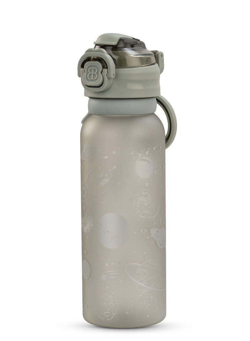 BAYBEE 900ML Sipper Water Bottle for Kids with Flip Top Lid, Creative Design & Carry Rope | Stay Hydrated with Kids Water Bottle for School | Kids Water Bottle for Boy Girl Grey - Image 1