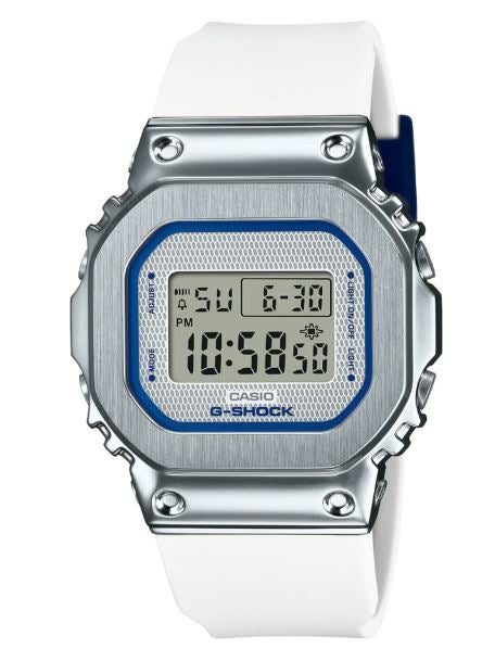 CASIO ساعة كاسيو للنساء مجموعة عشاق جي شوك الرقمية بإطار معدني وقرص شفاف وحزام من الراتنج GM-S5600LC-7D