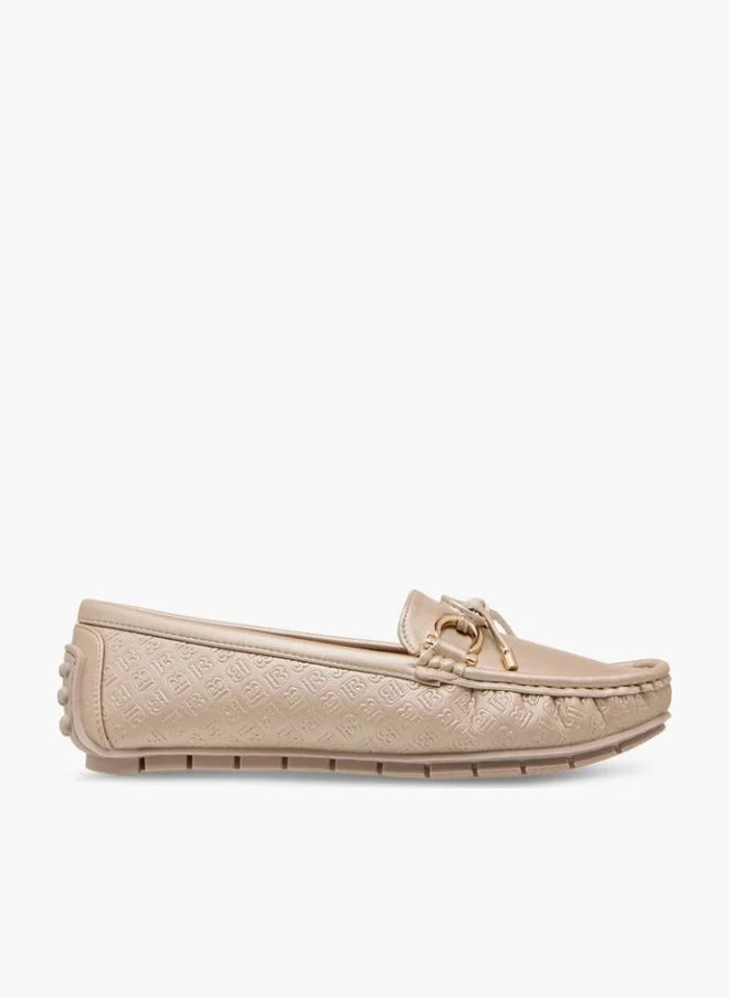 فلورا بيلا من شو إكسبرس موكاسين بنقش شعار مع لمسة فيونكة