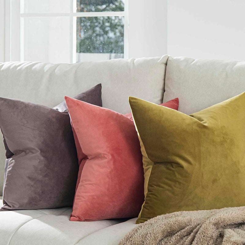 QUAFOO أغطية وسائد مخملية زخرفية بالتوت مقاس 22×22 بوصة، مجموعة من قطعتين بسحاب، أغطية وسائد مربعة ناعمة فاخرة للأريكة والكنبة والسرير وغرفة المعيشة - Image 2