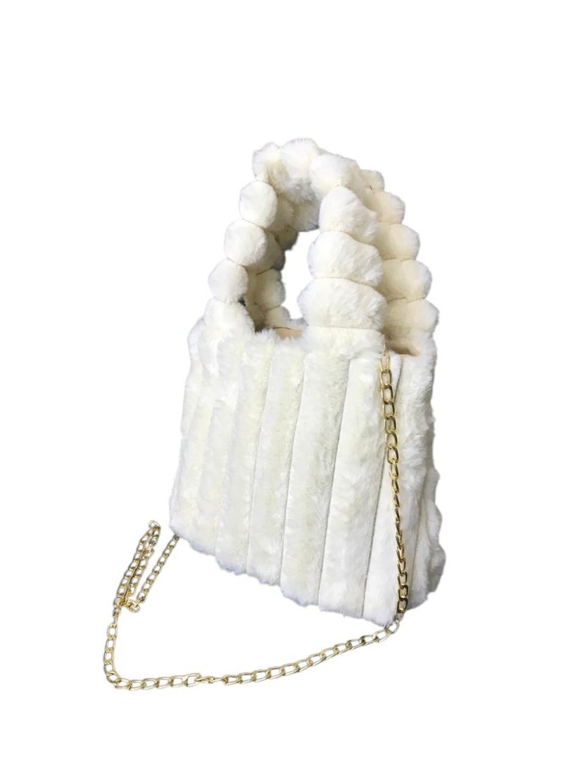 شنطة فرو متوسطة الحجم هاند وكروس بسلسلة دهبي – تصميم أنيق للنساء - Image 2