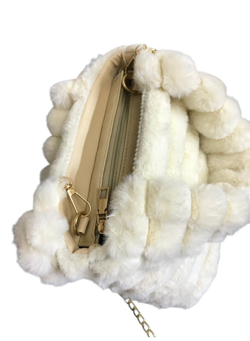 شنطة فرو متوسطة الحجم هاند وكروس بسلسلة دهبي – تصميم أنيق للنساء - Image 5