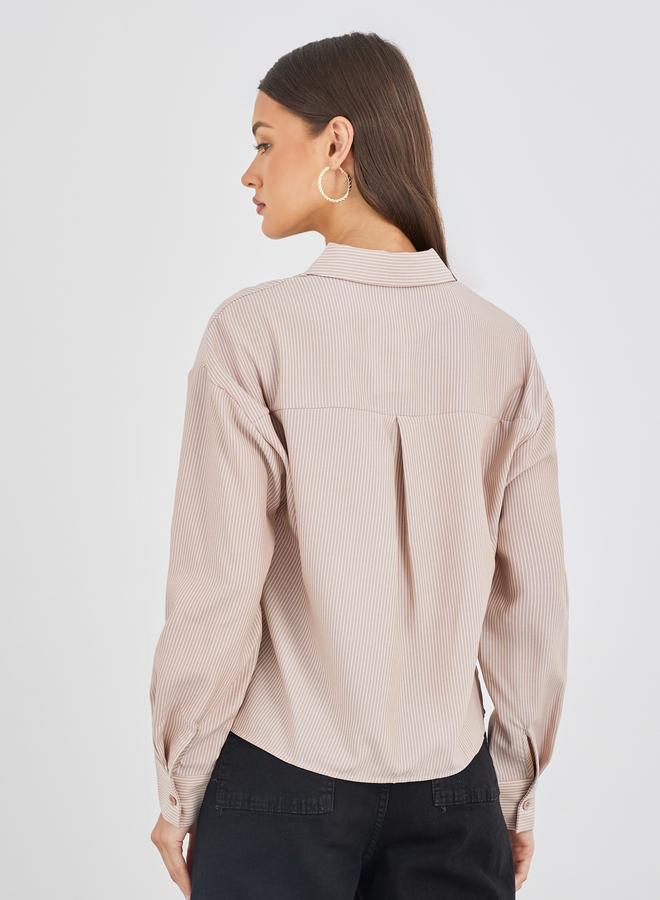 ستايلي قميص قصير بتفاصيل شريط وشعار وجيب صدر - Image 5