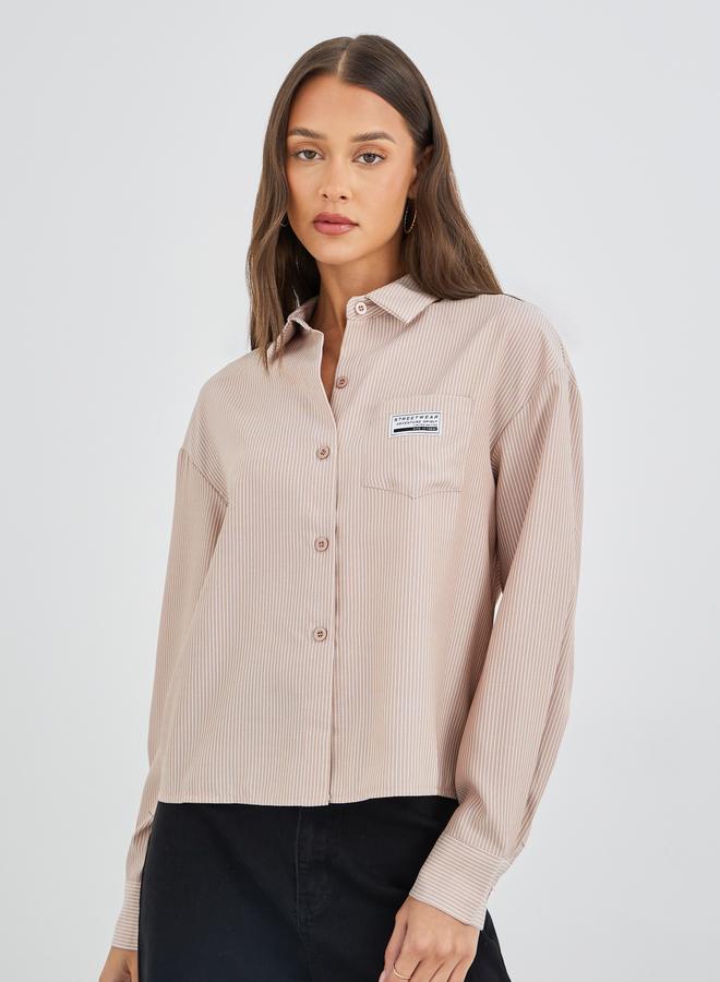 ستايلي قميص قصير بتفاصيل شريط وشعار وجيب صدر - Image 3