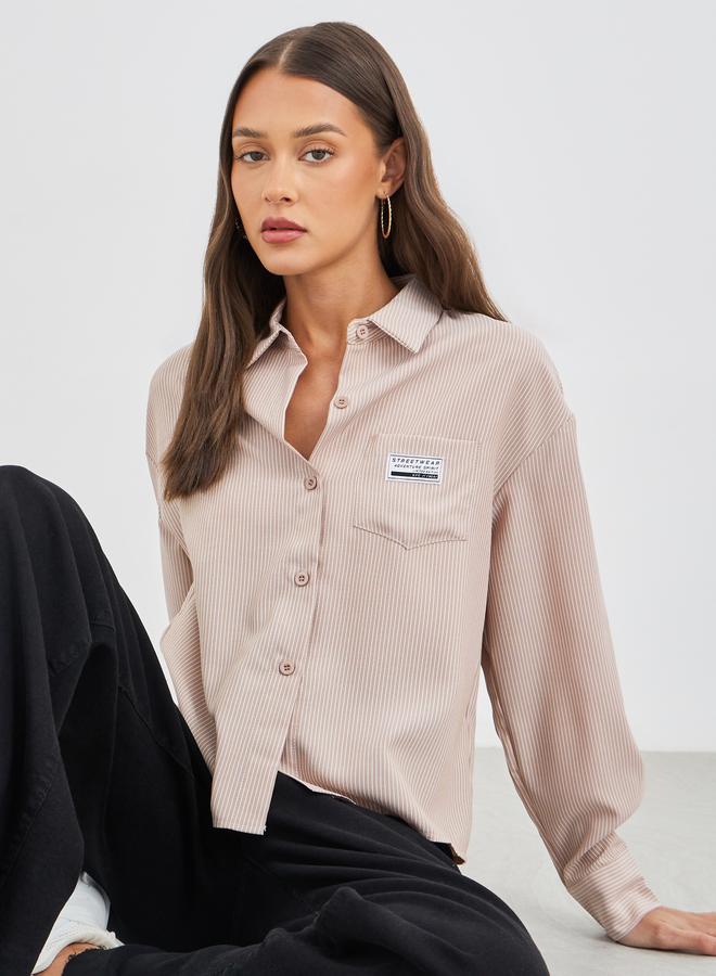 ستايلي قميص قصير بتفاصيل شريط وشعار وجيب صدر - Image 1