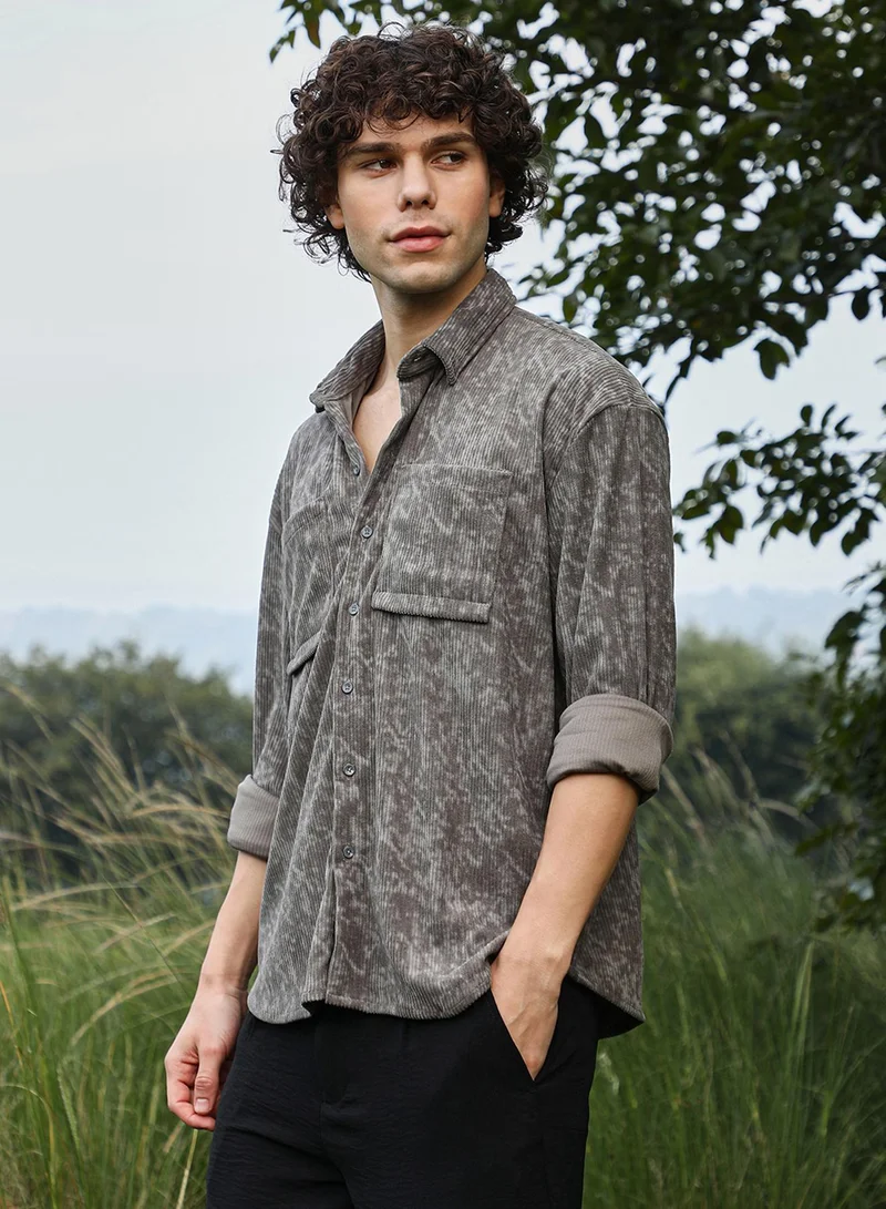 كامبوس سوترا قميص رجالي فضفاض باللون الرمادي الفاتح من الكوردروي