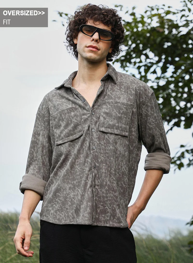 كامبوس سوترا قميص رجالي فضفاض باللون الرمادي الفاتح من الكوردروي