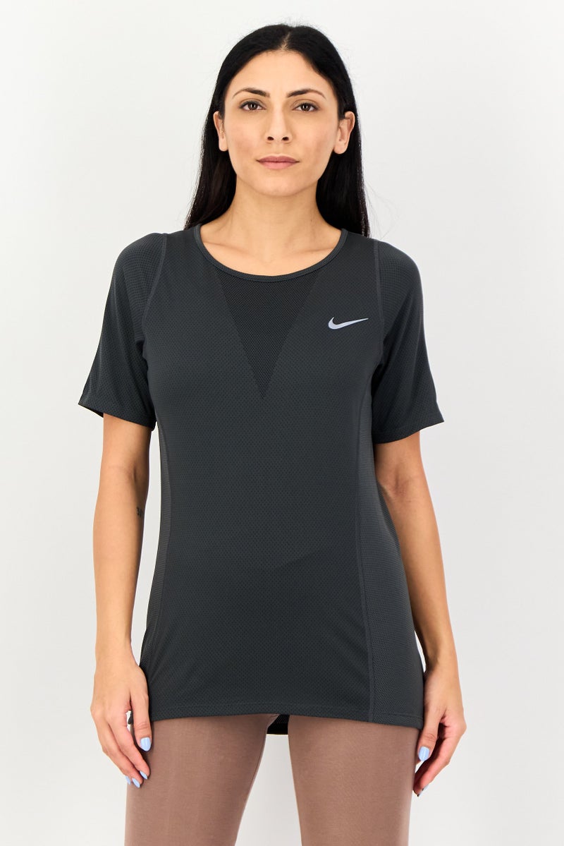 Nike تي شيرت جري للنساء بأكمام قصيرة من دري فيت، رمادي غامق - Image 1