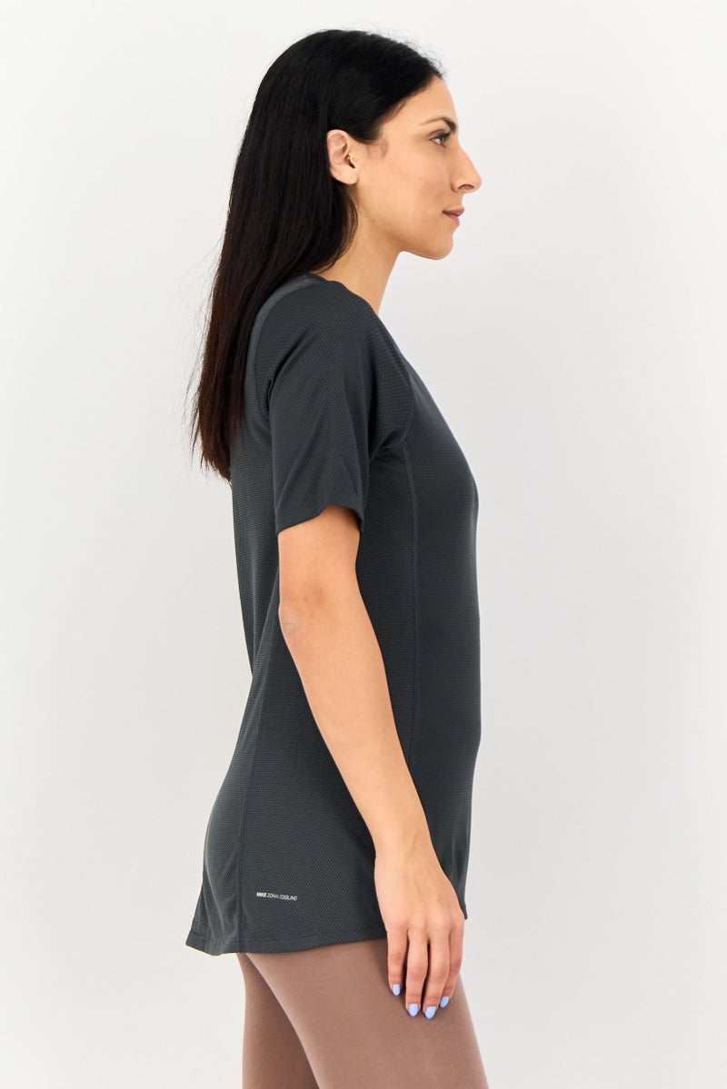 Nike تي شيرت جري للنساء بأكمام قصيرة من دري فيت، رمادي غامق - Image 2