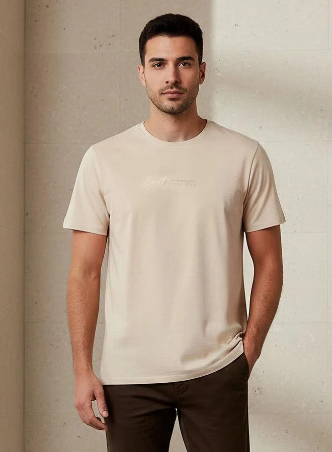 ايكونيك تيشيرت رجالي عصري بقصة ضيقة وياقة دائرية وأكمام قصيرة وطبعة شعار