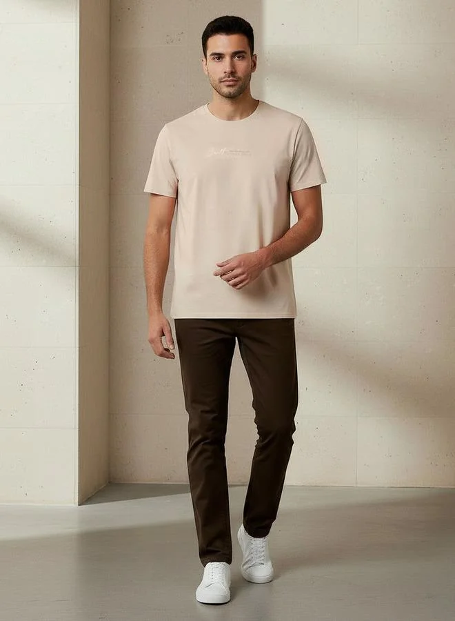 ايكونيك تيشيرت رجالي عصري بقصة ضيقة وياقة دائرية وأكمام قصيرة وطبعة شعار