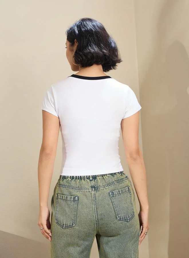 ساسافراس تيشيرت قصير نسائي بياقة مستديرة متباين أبيض