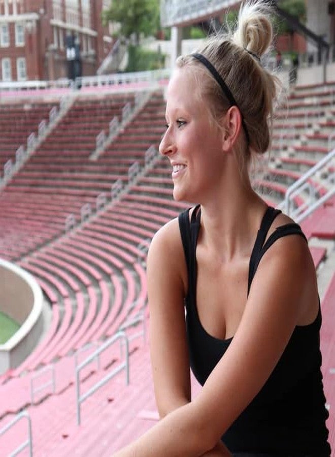 سويتي باندز ربطة شعر رياضية نسائية من Sweaty Bands - ربطة شعر رياضية مبطنة بالمخمل، مانعة للانزلاق، ماصة للعرق - لون أسود فاحم، مقاس 3/8 بوصة - Image 4